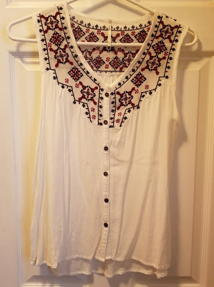 💗5/$25💗 Nine 1 Eight Sleeveless Embroidered Blouse